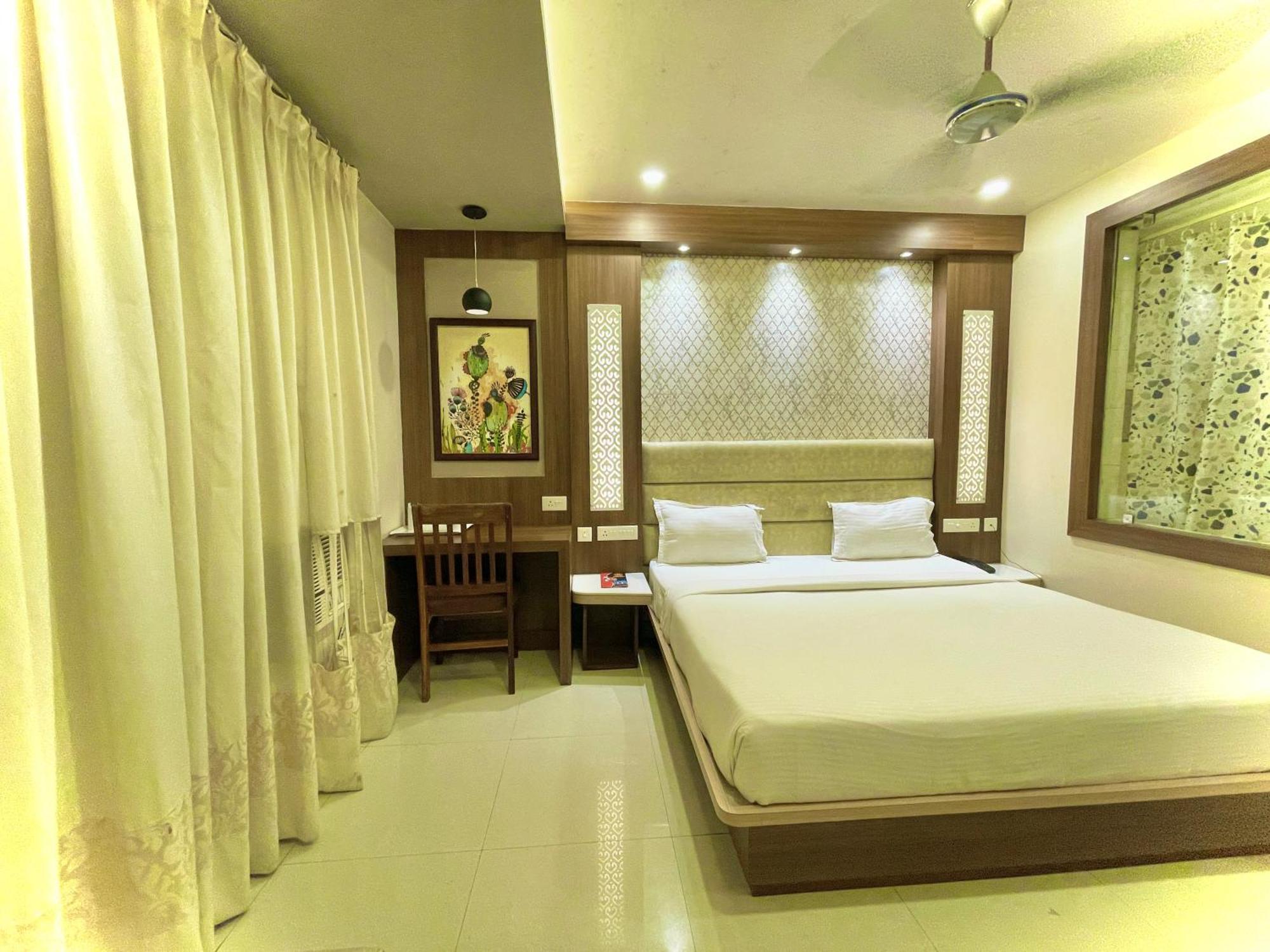 Hotel Kuber Palace: Beachfront Comfort with Temple Proximity Puri Exterior photo