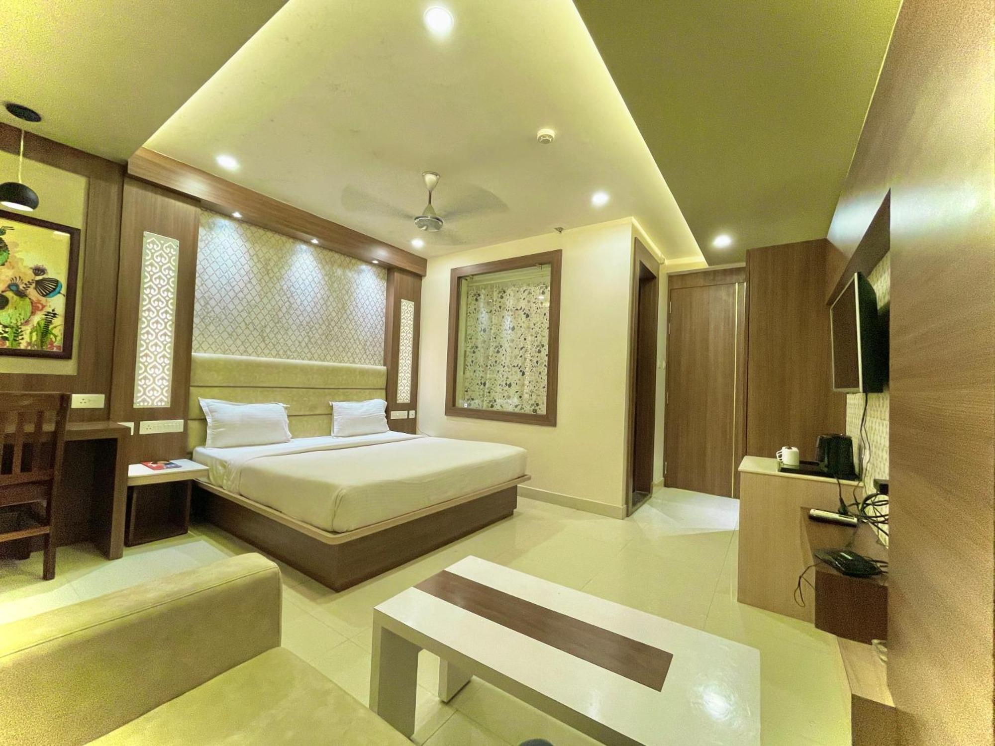 Hotel Kuber Palace: Beachfront Comfort with Temple Proximity Puri Exterior photo